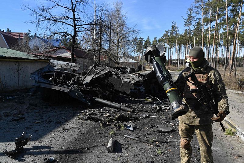 Un soldado ucraniano con un arma antitanque NLAW en la localidad de Irpín, al norte de Kiev