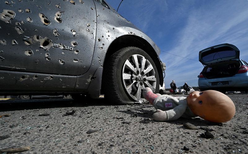 Un vehículo abandonado en una calle de Irpín, al norte de Kiev