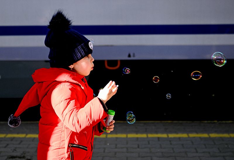 Una niña ucraniana en la estación de tren de Przemy¿l, Polonia