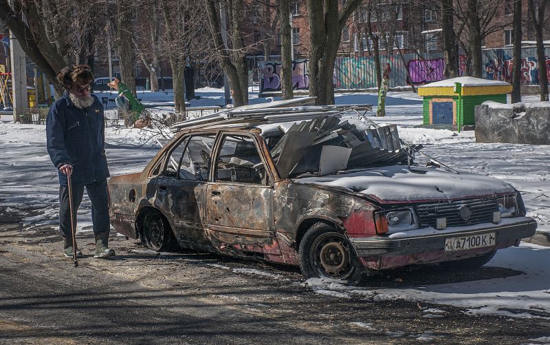 Un coche calcinado en el centro de Járkov
