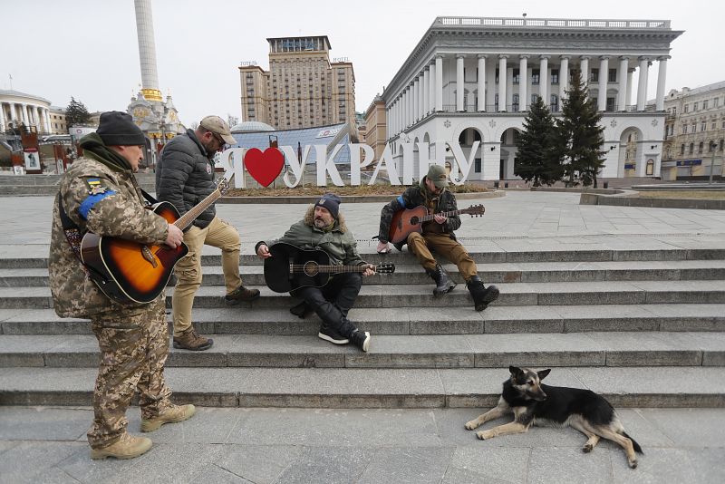 Los integrantes del grupo de música ucraniano Riznya tocan en el centro de Kiev