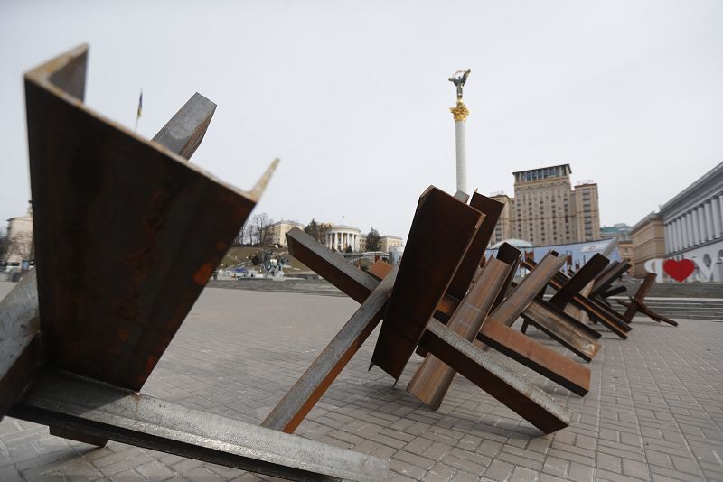 Una barrera antitanques en el centro de Kiev