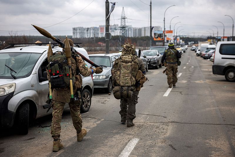 Soldados ucranianos caminan por una carretera hacía Irpin, en el noroeste de Kiev