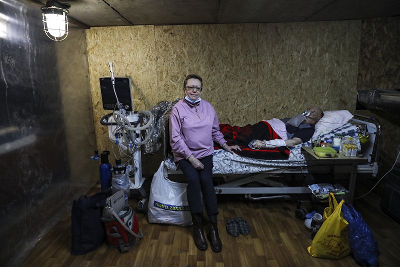 Olena Makukh junto a su marido, Vilaty Makukhis, enfermo con COVID-19, en un refugio subterráneo en un hospital de Zhitómir