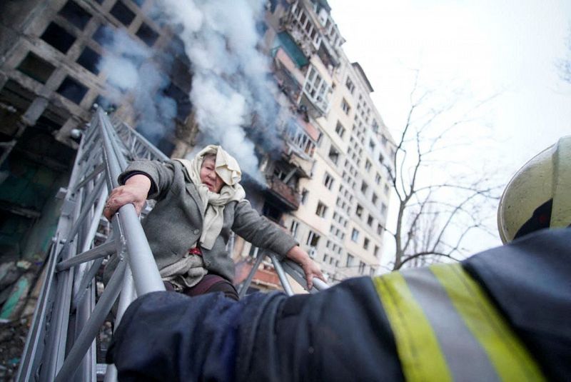 Los efectivos de emergencias de Kiev trabajan pra rescatar civiles de los inmuebles bombardeados por Rusia