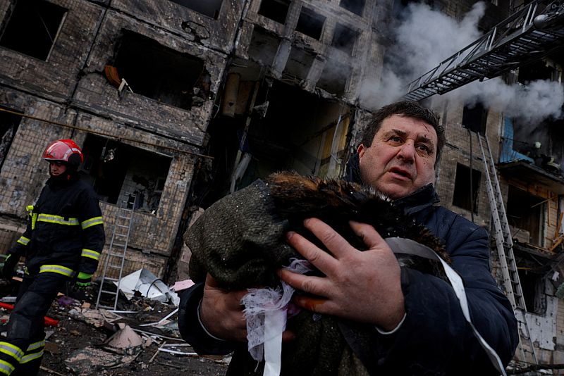 Con su gato en brazos sale uno de los residentes del edificio civil atacado por Rusia en Kiev este lunes, 14 de marzo