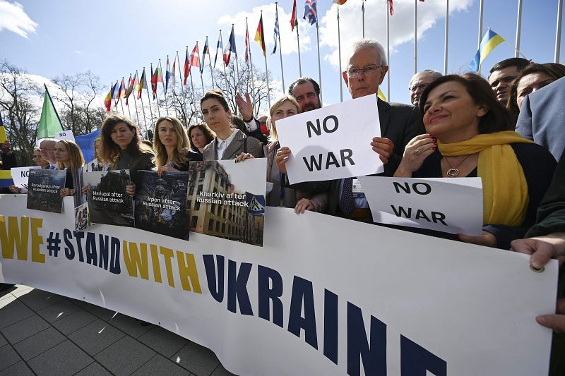 Miembros de las delegaciones políticas de la Asamblea Parlamentaria del Consejo de Europa participan en una manifestación contra la invasión rusa de Ucrania en Estrasburgo (noreste de Francia) delante del Consejo de Europa