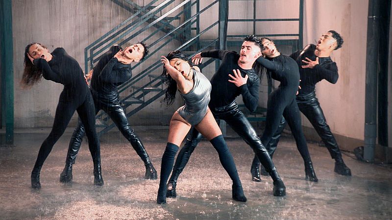Chanel y sus bailarines bailando bajo la lluvia el break dance de "SloMo"