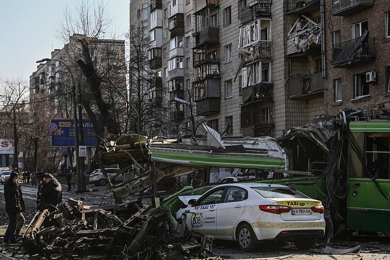 El bombardeo en Kiev provoca el impacto de un taxi y un trolebús