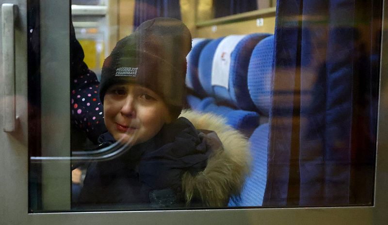 Un niño ucraniano espera en la estación de Cracovia, la salida de un tren que le llevará a Berlín, tras haber huido de la guerra. 