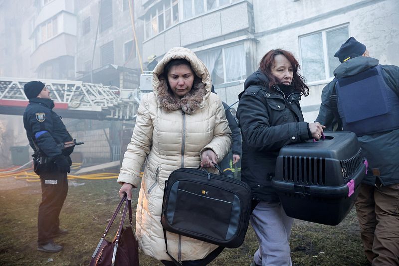 Evacuación de civiles del edificio bombardeado en Kiev