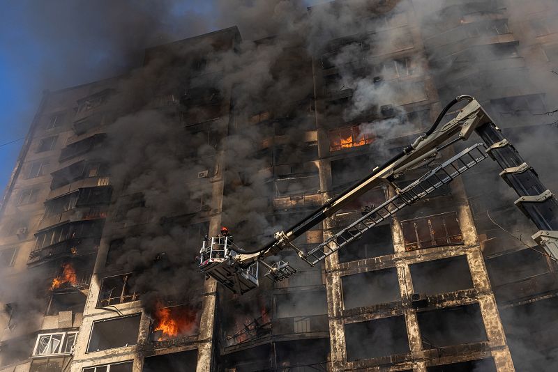 Los bomberos evacúan el edificio residencial bombardeado