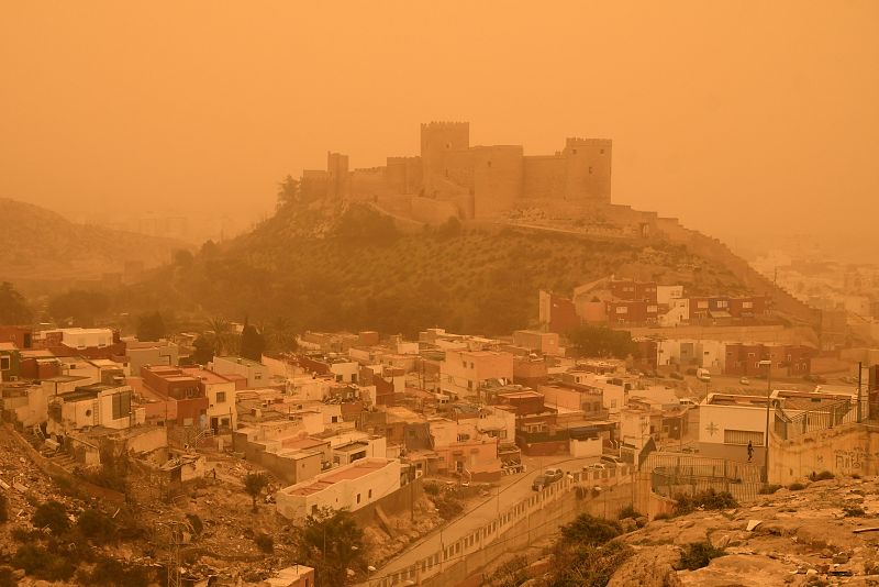 La Alcazaba de Almería se tiñe de naranja por las partículas de polvo