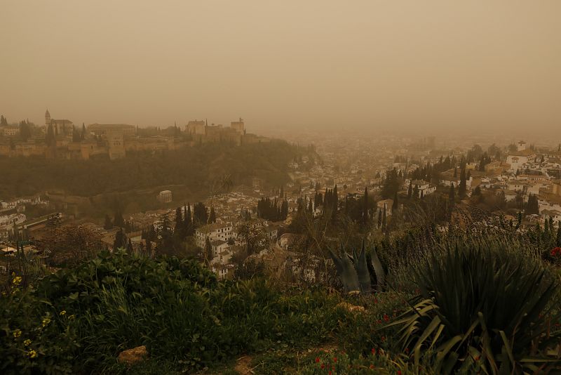 La Alhambra y el Albaicín de Granada cubiertos por la calima del Sahara