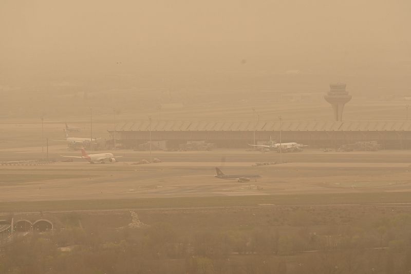 El aeropuerto Adolfo Suárez-Madrid Barajas de la capital cubierto por la calima