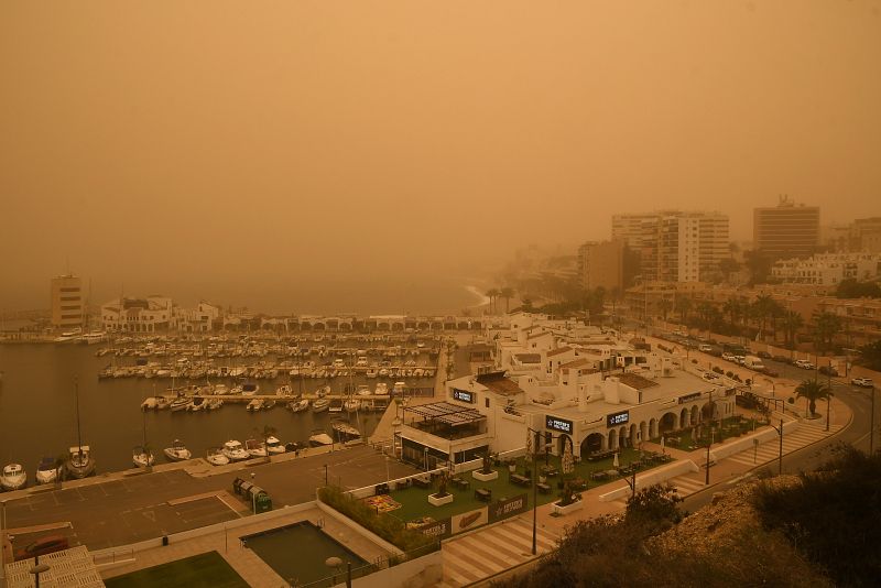 El puerto deportivo de Aguadulce en Roquetas de Mar (Almería) bajo el polvo