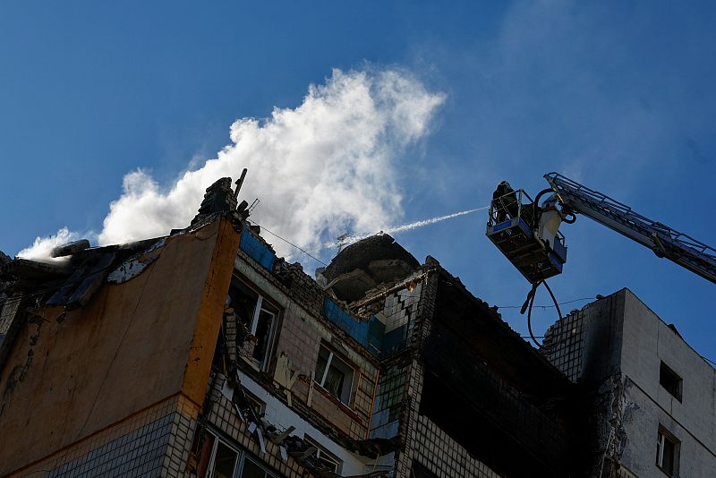 Los efectivos de emergencias no cesan su trabajo pese al riesgo de ataques