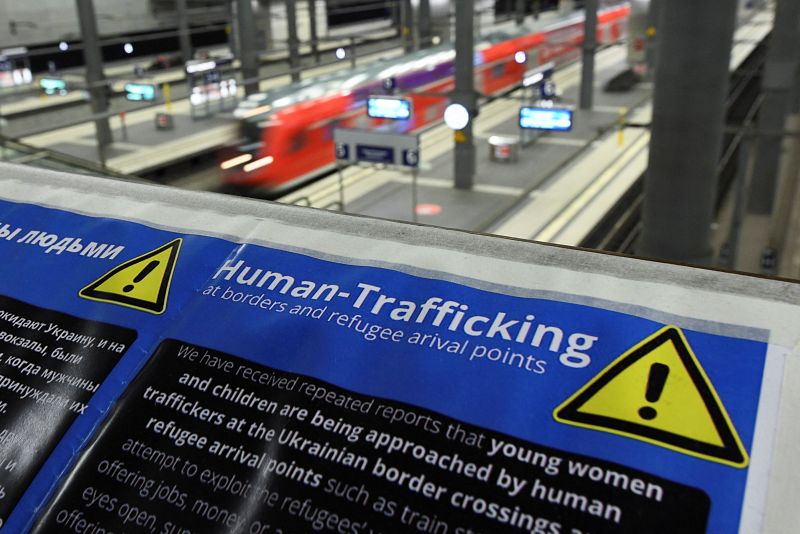 Panel informativo en la estación central de Berlín, Alemania, con una advertencia sobre la trata de personas que se ha detectado en las fronteras