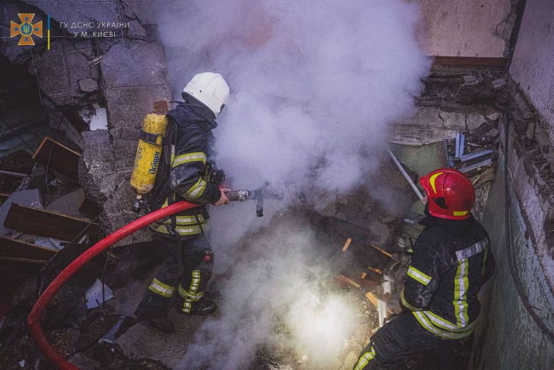 Los efectivos de emergencias trabajan pese al riesgo de ataques