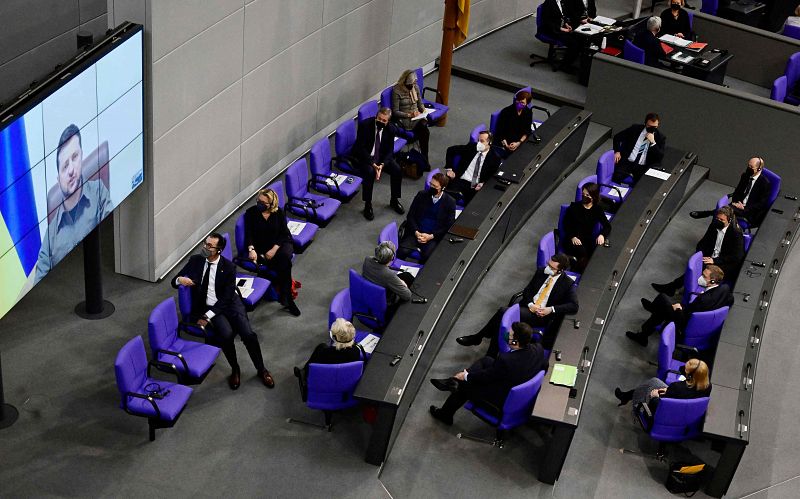 Miembros del Gobierno alemán, entre ellos el canciller Olaf Scholz, escuchan al presidente ucraniano, Volodimir Zelenski, que se dirige a la Cámara Baja de Alemania (Bundestag)