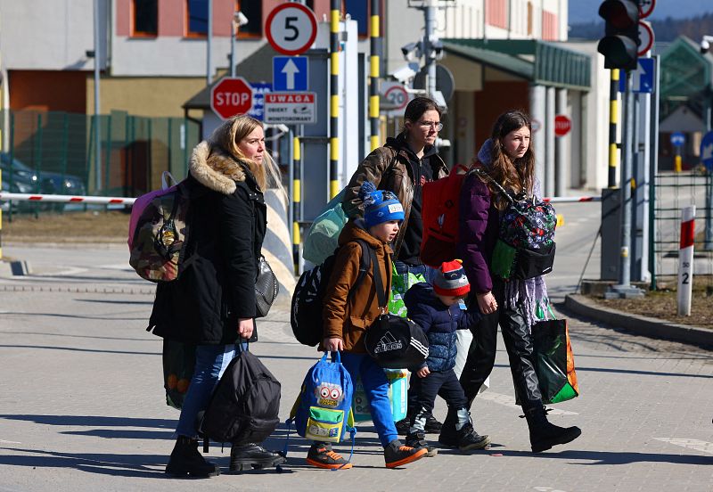 People fleeing Russia's invasion of Ukraine arrive border checkpoint in Kroscienko