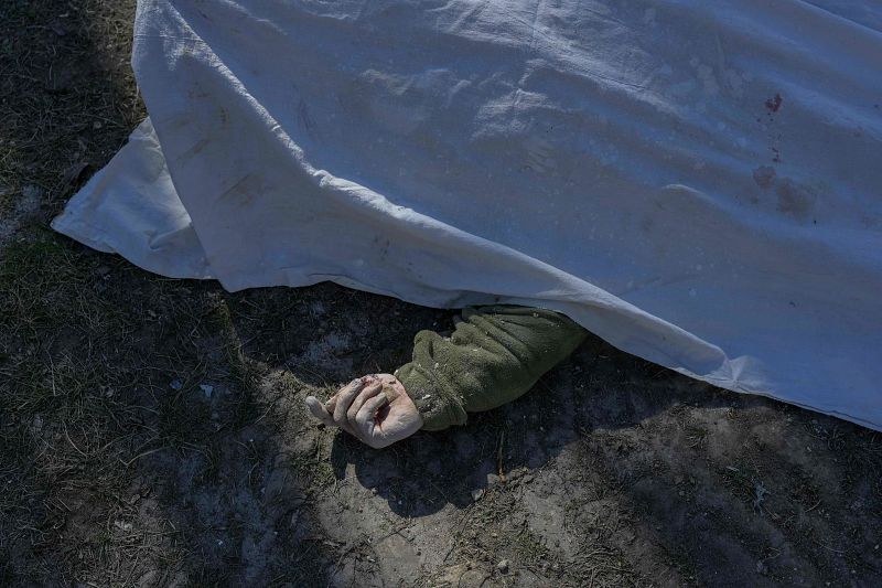 Cuerpo de un soldado ucraniano fallecido en el bombardeo de una escuela militar en Mikolaiv