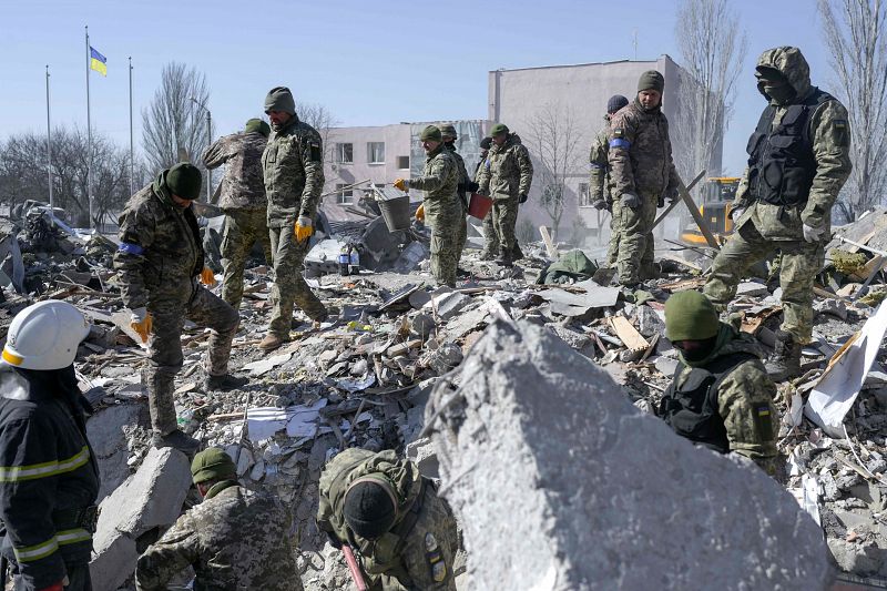 Soldados ucranianos buscan supervivientes entre los escombros de una escuela militar en Mykolaiv