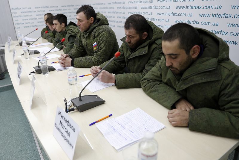 Soldados rusos capturados participan en una rueda de prensa organizada por el ejército ucraniano en Kiev