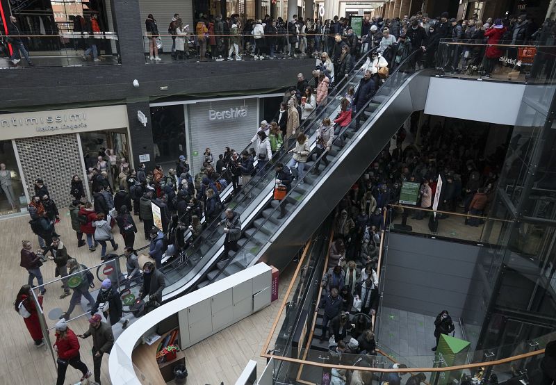 La población de Leópolis se dirige a un refugio subterráneo en un centro comercial en el centro de la ciudad