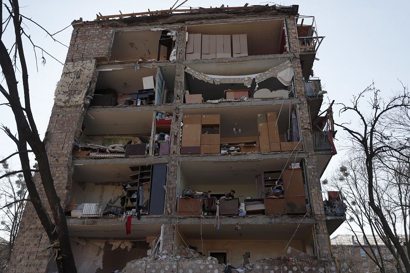 Un edificio de viviendas alcanzado por misiles rusos en la capital de Ucrania