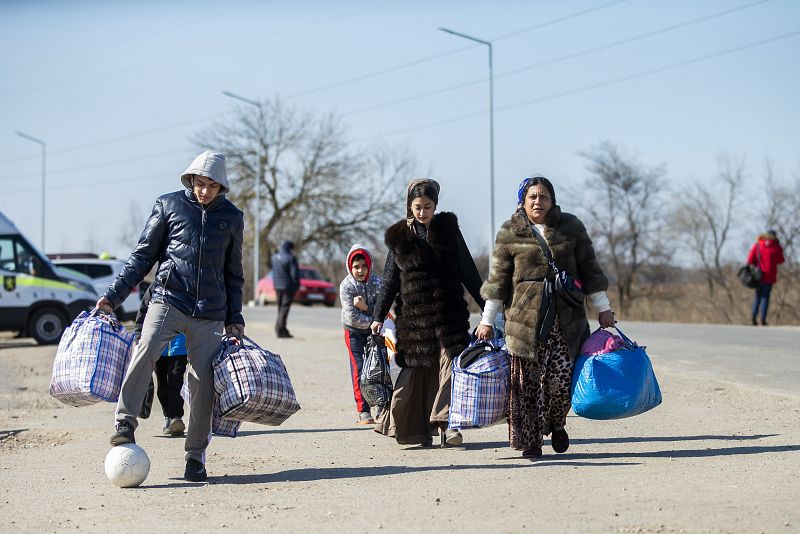 Un grupo de refugiados llega caminando a Moldavia