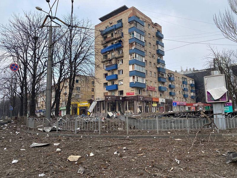 Un edificio residencial dañado por los bombardeos atribuidos al Ejército de Moscú en la ciudad de Mariúpol.
