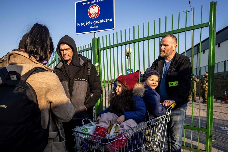 Una familia ucraniana mientras cruza la frontera polaco-ucraniana en Medyka, al sureste de Polonia. 