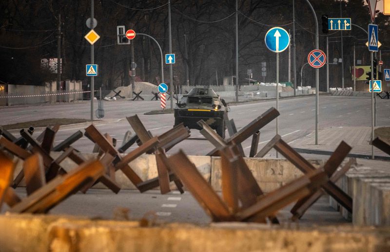 Un vehículo blindado ucraniano circula por una carretera de la capital ucraniana, Kiev.