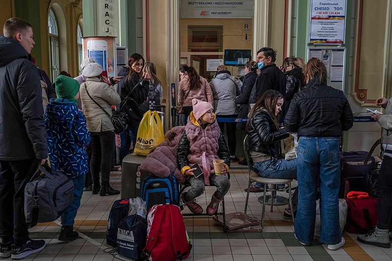 Refugiados de Ucrania hacen cola en la principal estación de tren de Przemysl, en el sureste de Polonia