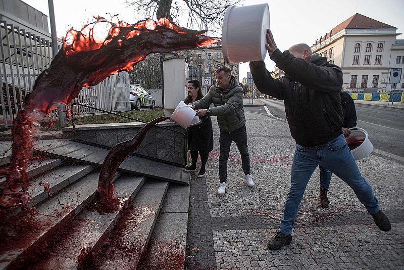 Activistas vierten pintura roja en las escaleras de la embajada rusa en Praga, para simbolizar las muertes en la guerra en Ucrania.