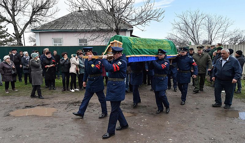 Guardias de honor asisten en Kara-Balta, Kirguistán, a un funeral de un joven de 26 años, que murió de heridas el 14 de marzo durante la guera en Ucrania.