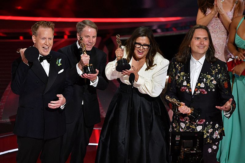 Jared Bush (izq.), Byron Howard (dcha.), Yvett Merino (2°dcha.) y Clark Spencer (2°izq.) recogen el premio a mejor largometraje de animación por "Encanto"