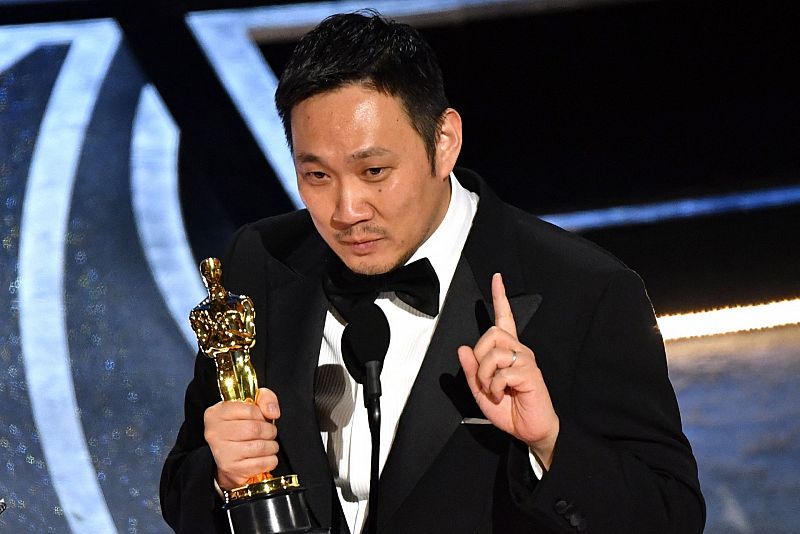 El director Ryusuke Hamaguchi recoge el Oscar a mejor largometraje internacional por "Drive My Car"