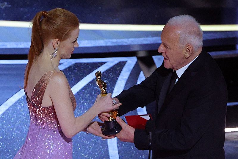 Anthony Hopkins entrega a Jessica Chastain el Oscar a la mejor actriz por "Los ojos de Tammy Faye"