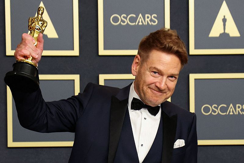 Kenneth Branagh posa con el Oscar al mejor guión original por "Belfast"