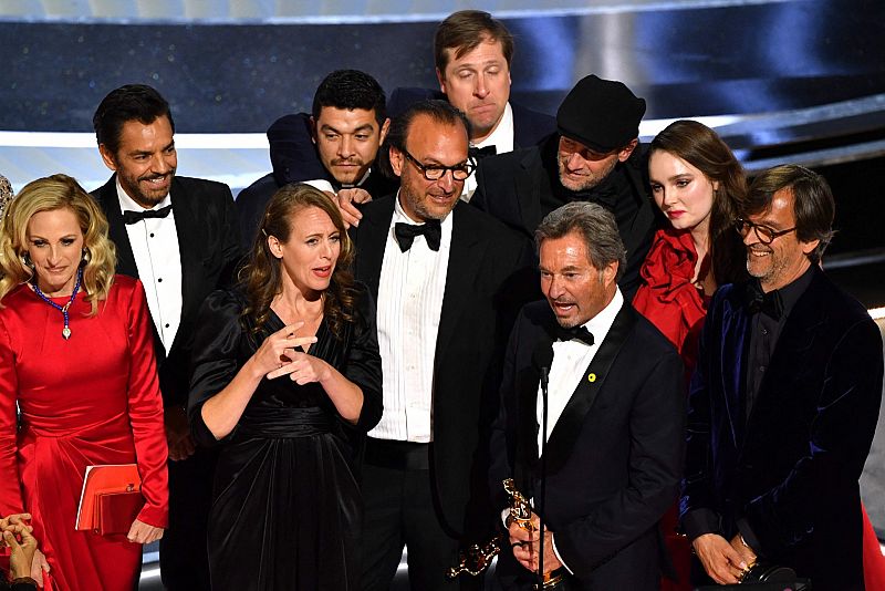 El elenco y el equipo de "CODA" recogen el premio a la mejor película