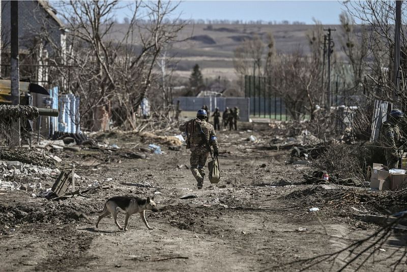 Un militar ucraniano camina en el pueblo de Mala Rogan, al este de Járkov, después de que las tropas ucranianas retomaran el pueblo el 28 de marzo de 2022.