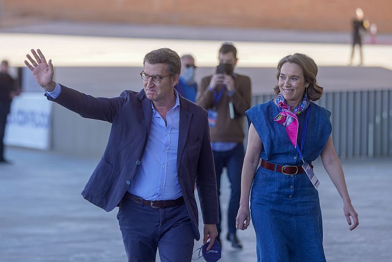 El candidato a la presidencia del PP, Alberto Núñez Feijóo, y la futura secretaria general del partido, Cuca Gamarra, llegan al XX Congreso extraordinario del PP