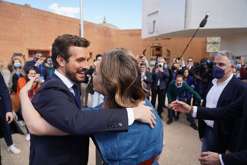 El presidente saliente, Pablo Casado, es recibido por la portavoz del PP en el Congreso de los Diputados, Cuca Gamarra, a su llegada al XX en el congreso extraordinario del PP.