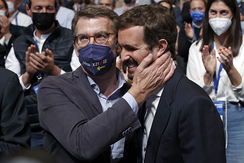 El presidente de la Xunta de Galicia y candidato a la presidencia del PP, Alberto Núñez Feijóo (i) y el presidente saliente del Partido Popular, Pablo Casado (d).