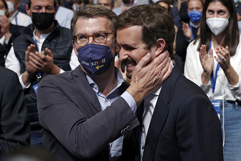 El presidente de la Xunta de Galicia y candidato a la presidencia del PP, Alberto Núñez Feijóo (i) y el presidente saliente del Partido Popular, Pablo Casado (d).