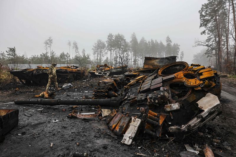 Un soldado ucraniano camina cerca de tanques rusos destruidos en las afueras de Kiev. 