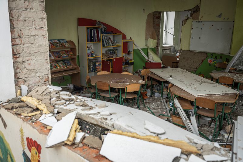 Vista del interior de un jardín de infancia dañado por los bombardeos en la ciudad de Makariv.