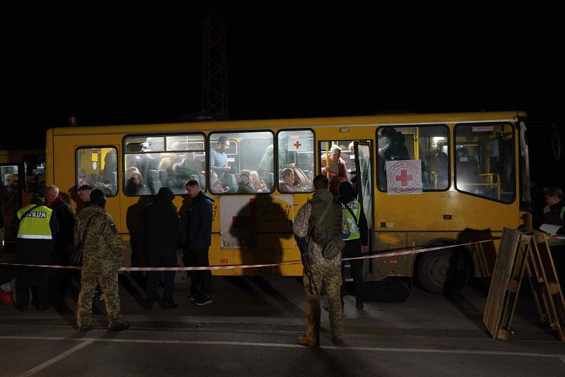 Los pasajeros desembarcan mientras un convoy de 30 autobuses con evacuados de Mariúpol y Melitopol llega al centro de Zaporizhzhia. 